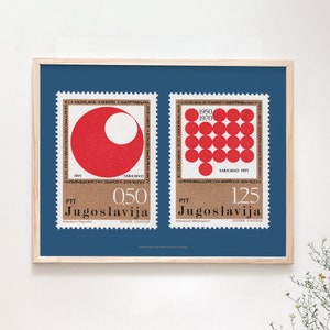 K&ouml;nnte beinhalten: Zwei alte Briefmarken aus Jugoslawien mit roten geometrischen Mustern. Die linke Marke zeigt einen roten Kreis mit einer wei&szlig;en Sichelform im Inneren. Die rechte Marke zeigt ein Raster aus roten Kreisen. Beide Marken tragen den Text "PTT Jugoslavija" und einen Preis in Dinar.