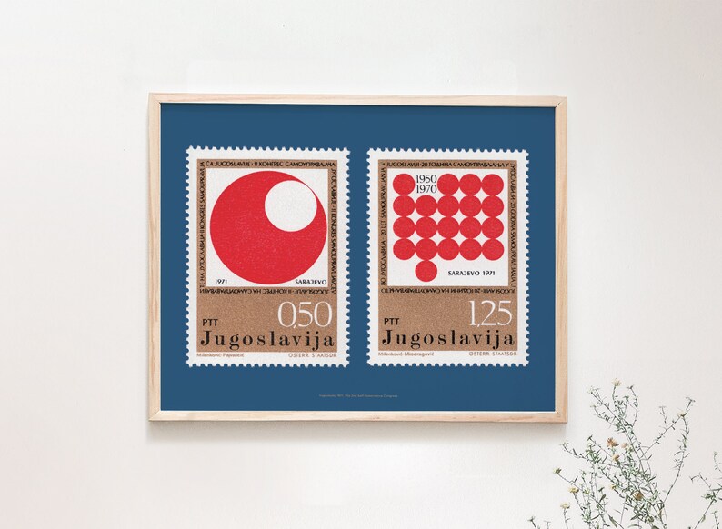K&ouml;nnte beinhalten: Zwei alte Briefmarken aus Jugoslawien mit roten geometrischen Mustern. Die linke Marke zeigt einen roten Kreis mit einer wei&szlig;en Sichelform im Inneren. Die rechte Marke zeigt ein Raster aus roten Kreisen. Beide Marken tragen den Text "PTT Jugoslavija" und einen Preis in Dinar.