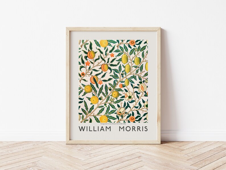 Puede incluir: Una impresi&oacute;n enmarcada de una ilustraci&oacute;n bot&aacute;nica vintage que presenta un patr&oacute;n repetitivo de hojas verdes, limones amarillos y melocotones naranjas. La impresi&oacute;n est&aacute; titulada "William Morris".