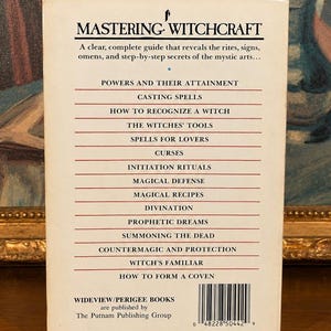 Puede incluir: Un libro de bolsillo titulado "Mastering Witchcraft" con una cubierta color crema. El libro enumera temas como hechizos, maldiciones y adivinaci&oacute;n. Publicado por The Putnam Publishing Group, tiene un c&oacute;digo de barras.