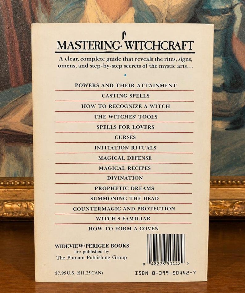 Puede incluir: Un libro de bolsillo titulado "Mastering Witchcraft" con una cubierta color crema. El libro enumera temas como hechizos, maldiciones y adivinaci&oacute;n. Publicado por The Putnam Publishing Group, tiene un c&oacute;digo de barras.