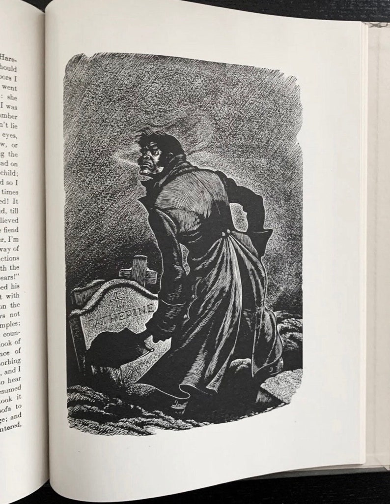 Peut inclure: Une illustration de livre en noir et blanc repr&eacute;sentant une personne en long manteau debout dans un cimeti&egrave;re la nuit. La personne tient une pelle pr&egrave;s d'une pierre tombale grav&eacute;e du nom CATHERINE. La sc&egrave;ne utilise des hachures crois&eacute;es.