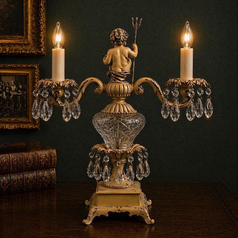 Vintage Cherub Candelabra Table Lamp with Trident – Crystal Prism Lamp, Ivory Finish, Victorian Style Bild 4