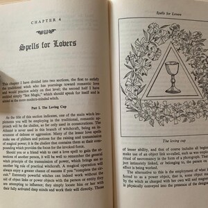 Puede incluir: Un libro abierto con el t&iacute;tulo "Spells for Lovers" en la p&aacute;gina izquierda. La p&aacute;gina derecha presenta una ilustraci&oacute;n floral que rodea un c&aacute;liz dentro de un tri&aacute;ngulo. El texto detalla el enfoque del cap&iacute;tulo en hechizos de amor.