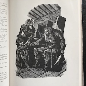 Peut inclure: Une illustration de livre en noir et blanc repr&eacute;sentant une personne assise en costume d'&eacute;poque tenant un couteau, tandis qu'une personne debout portant un bonnet et un petit enfant regardent. La sc&egrave;ne est rendue avec des hachures d&eacute;taill&eacute;es.