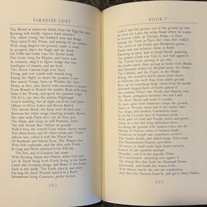Może przedstawiać: Otwarta książka z tekstem z "Paradise Lost" i "Book 7" na przeciwległych stronach. Strony są postarzałe, z widocznym tekstem i czerwoną okładką. Książka jest otwarta.