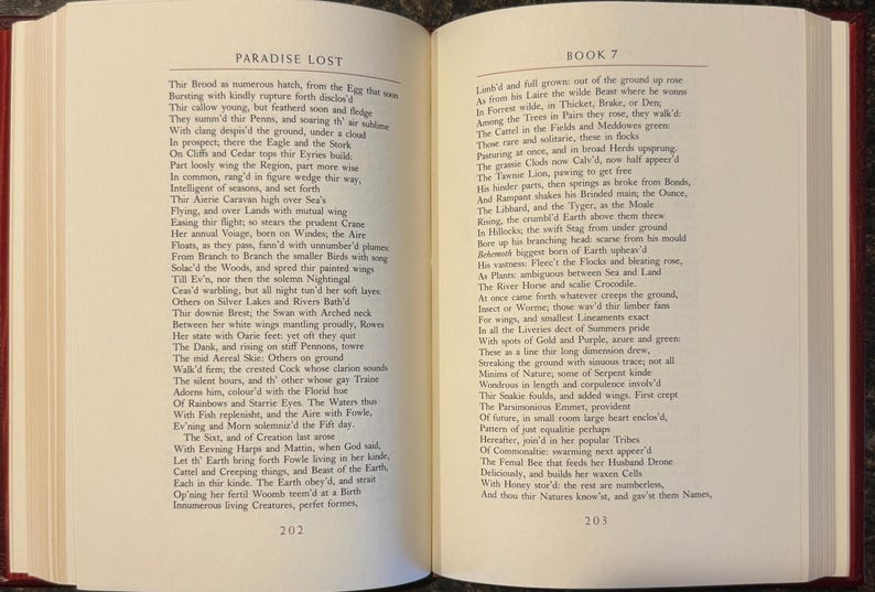 Może przedstawiać: Otwarta książka z tekstem z "Paradise Lost" i "Book 7" na przeciwległych stronach. Strony są postarzałe, z widocznym tekstem i czerwoną okładką. Książka jest otwarta.
