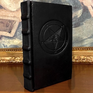 Biblia Szatana autorstwa Antona LaVeya - ręcznie robiony skórzany Grimoire, zabytkowa książka okultystyczna