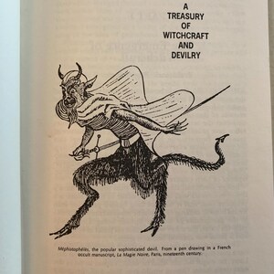Puede incluir: Ilustraci&oacute;n de un libro titulado "A Treasury of Witchcraft and Devilry". La imagen presenta un dibujo a pluma detallado de una figura diab&oacute;lica con cuernos, capa y espada. El texto debajo identifica la figura como Mefist&oacute;feles.