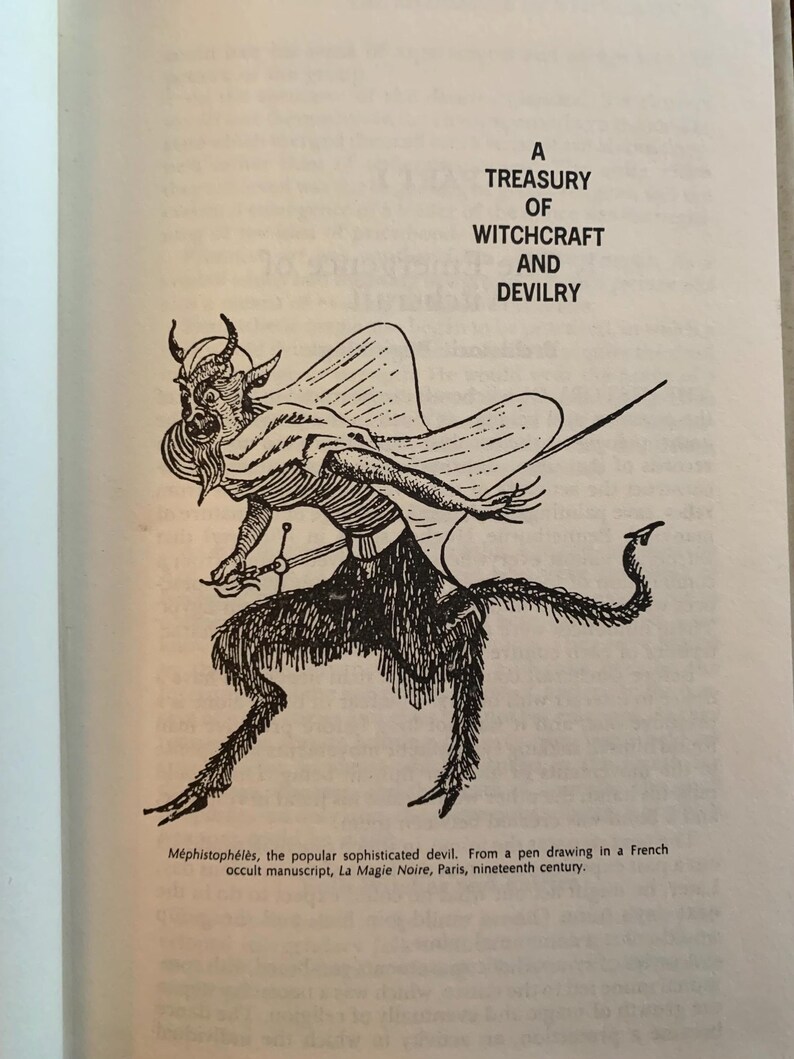 Puede incluir: Ilustraci&oacute;n de un libro titulado "A Treasury of Witchcraft and Devilry". La imagen presenta un dibujo a pluma detallado de una figura diab&oacute;lica con cuernos, capa y espada. El texto debajo identifica la figura como Mefist&oacute;feles.