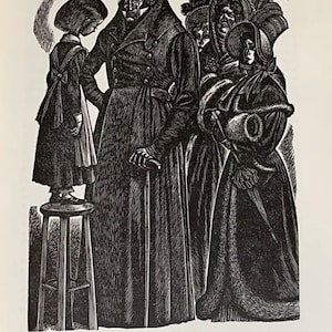 Peut inclure: Une illustration &agrave; l'encre noire et blanche repr&eacute;sentant un groupe de personnages en tenue historique. Un enfant se tient sur un haut tabouret en bois &agrave; c&ocirc;t&eacute; d'un adulte v&ecirc;tu d'un long manteau tenant une canne. Deux autres personnages portent des chapeaux.