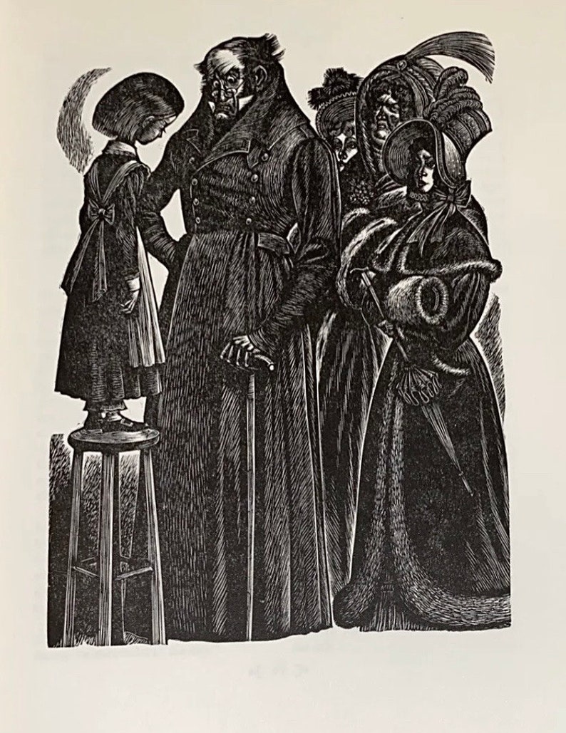 Peut inclure: Une illustration &agrave; l'encre noire et blanche repr&eacute;sentant un groupe de personnages en tenue historique. Un enfant se tient sur un haut tabouret en bois &agrave; c&ocirc;t&eacute; d'un adulte v&ecirc;tu d'un long manteau tenant une canne. Deux autres personnages portent des chapeaux.