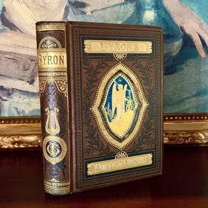 Lord Byron – Opere poetiche (1882) – Libro antico decorativo con bordi dorati e illustrazioni incise in acciaio