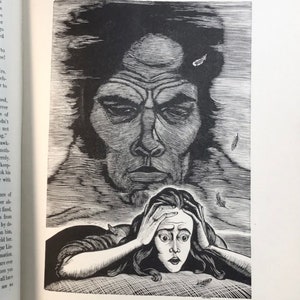 Peut inclure: Une illustration &agrave; l'encre noire et blanche imprim&eacute;e sur une page de livre. L'image repr&eacute;sente un grand visage imposant aux traits marqu&eacute;s au-dessus d'une silhouette plus petite aux yeux &eacute;carquill&eacute;s, les mains pos&eacute;es sur la t&ecirc;te.