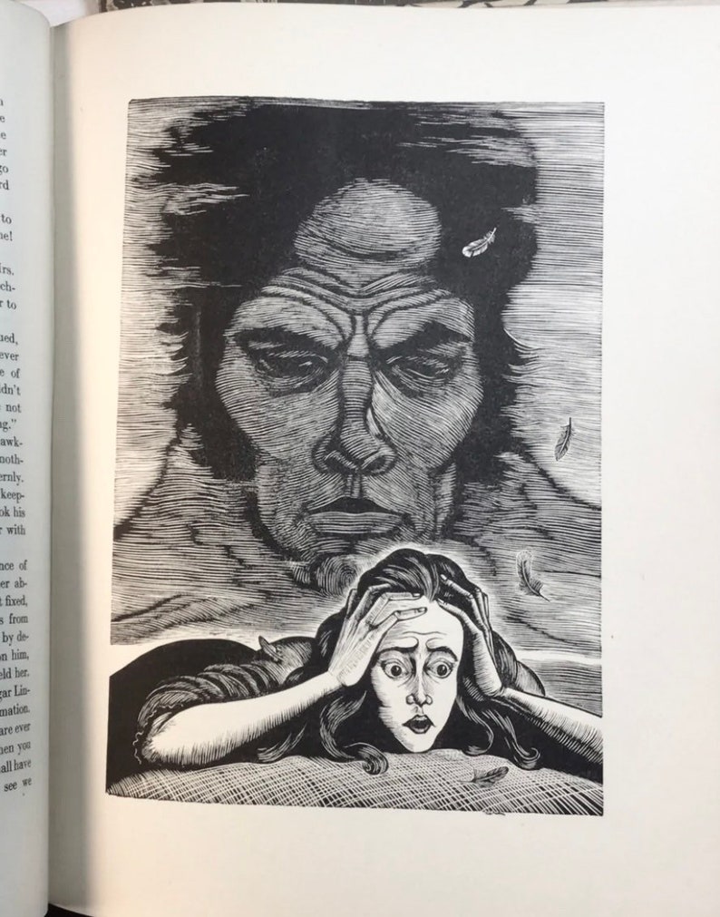 Peut inclure: Une illustration &agrave; l'encre noire et blanche imprim&eacute;e sur une page de livre. L'image repr&eacute;sente un grand visage imposant aux traits marqu&eacute;s au-dessus d'une silhouette plus petite aux yeux &eacute;carquill&eacute;s, les mains pos&eacute;es sur la t&ecirc;te.