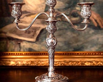 Candelabro antico decorato - (1915) Portacandele a tre bracci in argento per un elegante arredamento domestico