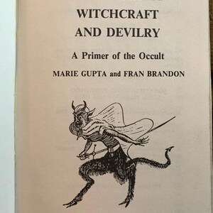 Puede incluir: Portada de libro vintage titulada "A Treasury of Witchcraft and Devilry" con una ilustraci&oacute;n en blanco y negro de una figura con cuernos sosteniendo una espada. Los autores son Marie Gupta y Fran Brandon.