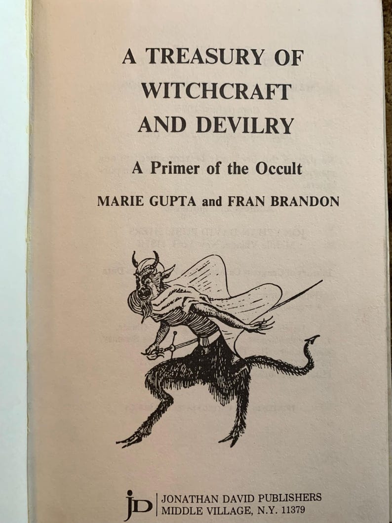 Puede incluir: Portada de libro vintage titulada "A Treasury of Witchcraft and Devilry" con una ilustraci&oacute;n en blanco y negro de una figura con cuernos sosteniendo una espada. Los autores son Marie Gupta y Fran Brandon.