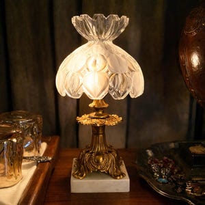 Vintage Regency boudoirlamp: messing voet, gebloemde matglazen kap