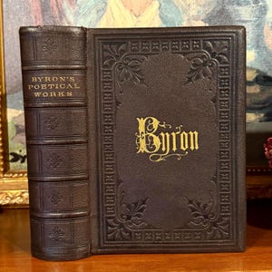 Dzieła poetyckie Lorda Byrona (1855) - bogato zdobiona, antyczna książka w skórzanej oprawie z ilustrowanymi rycinami
