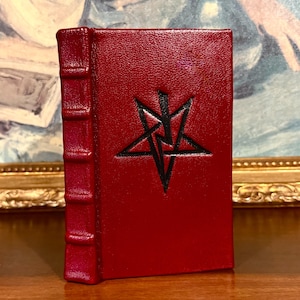 The Satanic Rituals autorstwa Antona LaVeya – Crimson Goatskin Grimoire, Vintage Ritual Text, Oprawiona w skórę książka okultystyczna