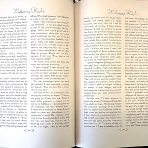 Peut inclure: Un livre ouvert affichant deux pages de texte du roman Wuthering Heights. Les pages pr&eacute;sentent un texte imprim&eacute; en noir sur papier blanc cass&eacute; avec les num&eacute;ros de page 96 et 97 en bas. Le livre est ouvert &agrave; plat, montrant des colonnes de texte.