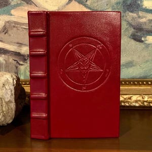 La Biblia Satánica de Anton LaVey - Libro encuadernado en cuero rojo - Satanismo y grimorio ocultista