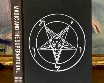 Libro antiguo sobre ocultismo: Historia ilustrada de la magia, primera edición de 1970.