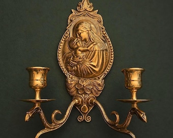 Aplique de pared antiguo de latón con doble brazo – Relieve de la Virgen con el Niño – Portavelas ornamentado de estilo barroco