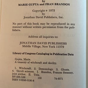 Puede incluir: P&aacute;gina de libro abierta con texto: "A Treasury of Witchcraft and Devilry" por Marie Gupta y Fran Brandon. Copyright 1975 por Jonathan David Publishers, Inc. Incluye datos de catalogaci&oacute;n de la Biblioteca del Congreso.