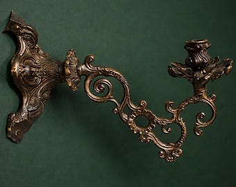Victoriaans-gotische wandkandelaar: gietijzer, bronzen afwerking, grote sierlijke kandelaar