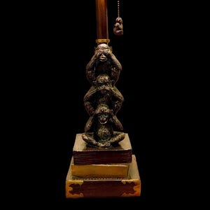 Puede incluir: Una taza de cerámica blanca con un asa negra y el texto "But First, Coffee" en negro y negrita. La taza está sobre una superficie de madera. La taza mide aproximadamente 10 cm de alto.