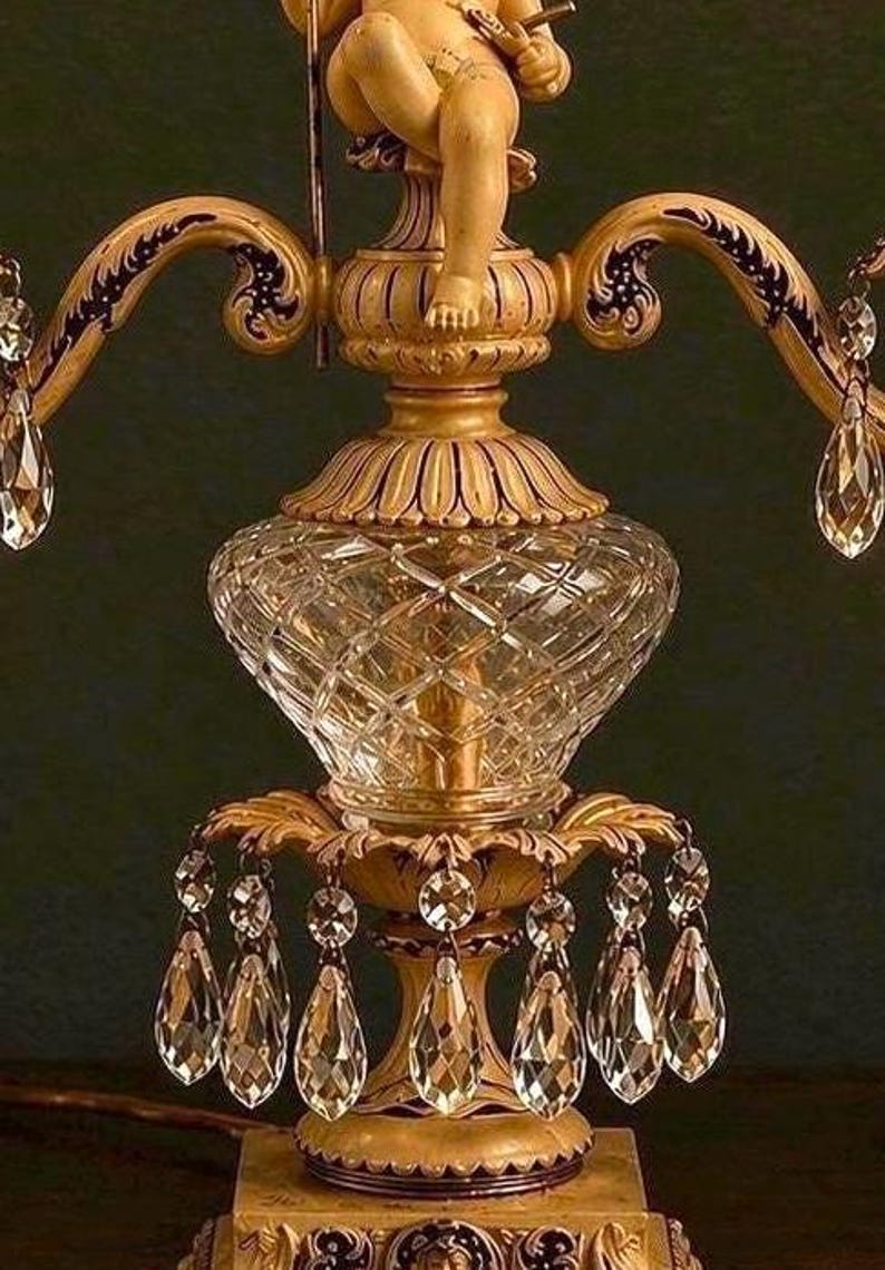 Vintage Cherub Candelabra Table Lamp with Trident – Crystal Prism Lamp, Ivory Finish, Victorian Style Bild 9