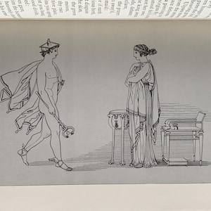 以下が含まれることがあります： 本からの白黒イラストで、古典的な衣装を着た2人の人物が描かれています。男性は杖を持ちながら歩き、女性はテーブルと机の近くに立っています。線画です。