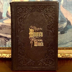 The Poetical Works of Thomas Moore (1879) - Rare livre de poésie ancienne relié en cuir avec illustrations et gravures