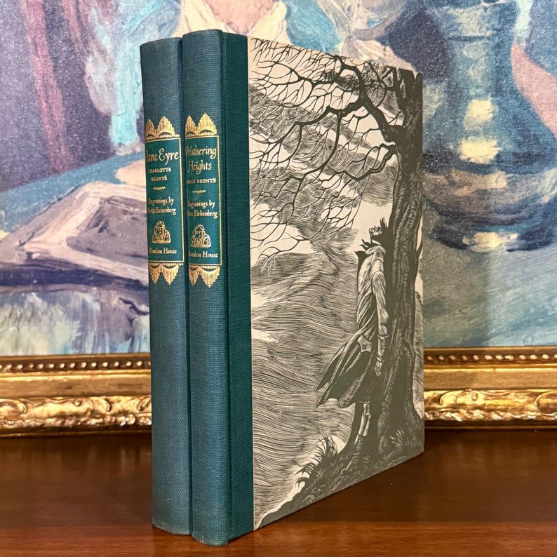 Peut inclure: Deux livres reli&eacute;s intitul&eacute;s Jane Eyre et Wuthering Heights de Charlotte et Emily Bront&euml;. Les livres pr&eacute;sentent des dos en tissu sarcelle avec des lettres dor&eacute;es et une couverture illustr&eacute;e en noir et blanc montrant une silhouette appuy&eacute;e contre un arbre.