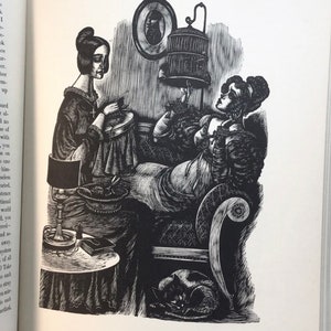Peut inclure: Une illustration &agrave; l'encre noire et blanche repr&eacute;sentant deux personnages en v&ecirc;tements d'&eacute;poque. L'un est assis &agrave; une table avec une lampe et un tambour &agrave; broder, l'autre est allong&eacute; sur un canap&eacute;, tenant une cage &agrave; oiseaux. Un chat est au sol.