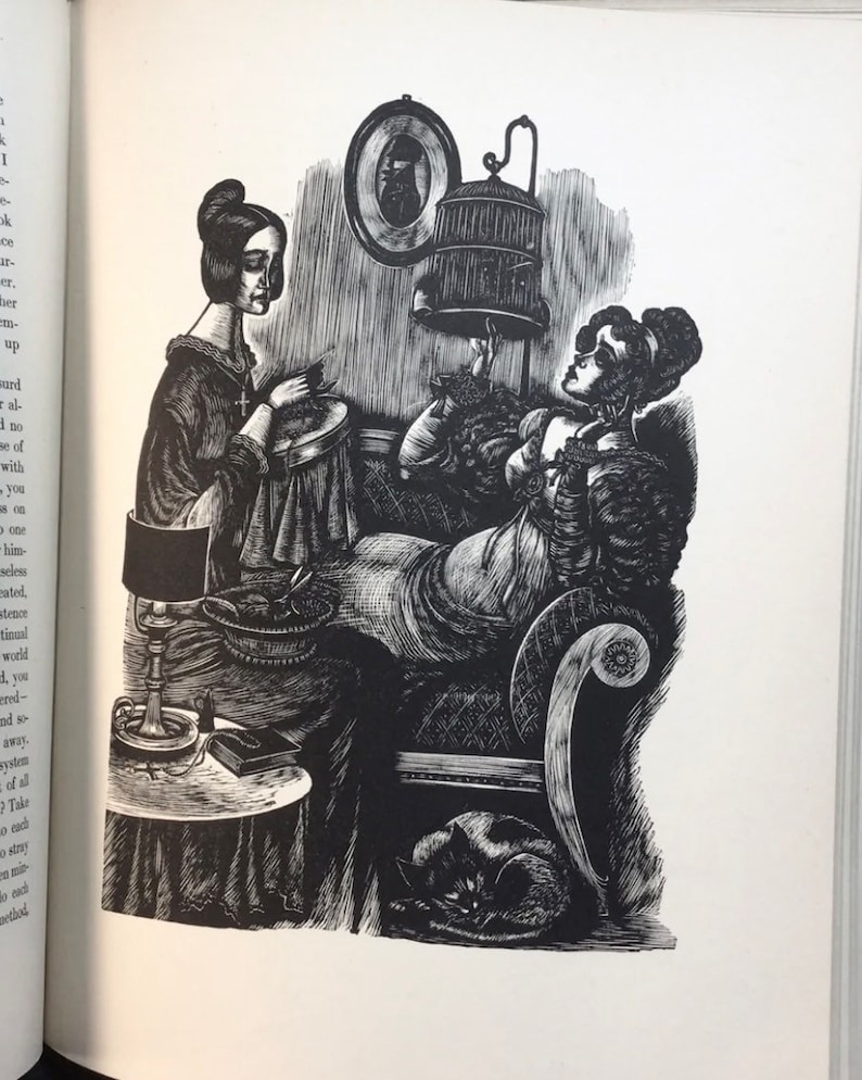 Peut inclure: Une illustration &agrave; l'encre noire et blanche repr&eacute;sentant deux personnages en v&ecirc;tements d'&eacute;poque. L'un est assis &agrave; une table avec une lampe et un tambour &agrave; broder, l'autre est allong&eacute; sur un canap&eacute;, tenant une cage &agrave; oiseaux. Un chat est au sol.