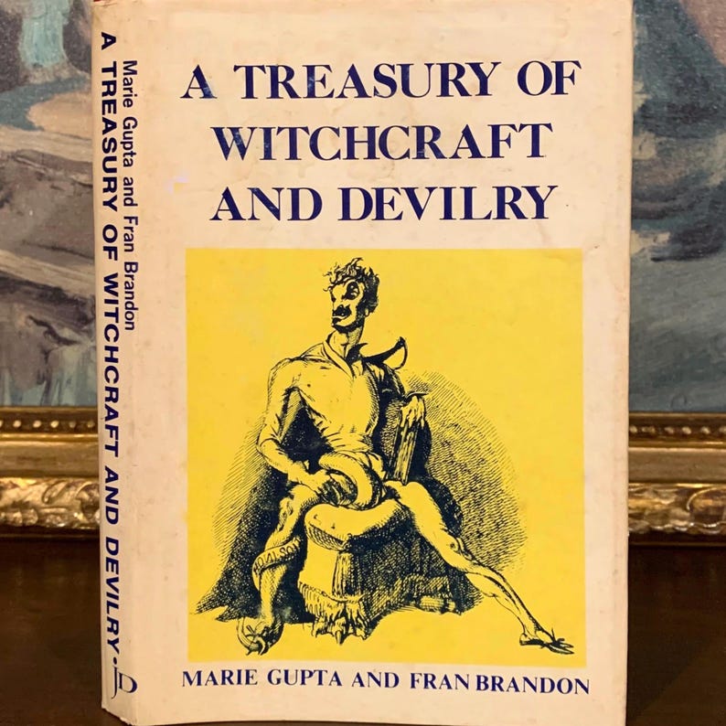 Puede incluir: Un libro antiguo titulado "A Treasury of Witchcraft and Devilry". La portada presenta un fondo amarillo con una ilustraci&oacute;n de una figura sentada. El t&iacute;tulo del libro y los nombres de los autores est&aacute;n impresos en negro.