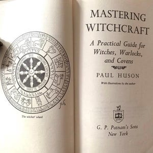Puede incluir: Libro abierto titulado "Mastering Witchcraft" de Paul Huson. La p&aacute;gina izquierda presenta una ilustraci&oacute;n detallada de una rueda zodiacal circular. La p&aacute;gina derecha muestra el t&iacute;tulo, subt&iacute;tulo, nombre del autor e informaci&oacute;n del editor.