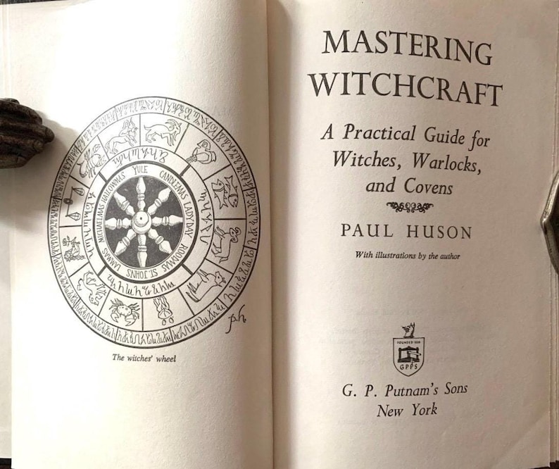 Puede incluir: Libro abierto titulado "Mastering Witchcraft" de Paul Huson. La p&aacute;gina izquierda presenta una ilustraci&oacute;n detallada de una rueda zodiacal circular. La p&aacute;gina derecha muestra el t&iacute;tulo, subt&iacute;tulo, nombre del autor e informaci&oacute;n del editor.