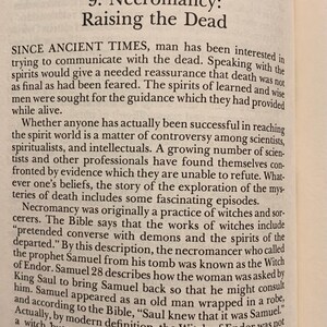 Puede incluir: P&aacute;gina de libro abierto con texto sobre nigromancia, levantar a los muertos y comunicarse con los esp&iacute;ritus. El texto est&aacute; dividido en p&aacute;rrafos e incluye el t&iacute;tulo "Nigromancia: Resucitando a los Muertos".