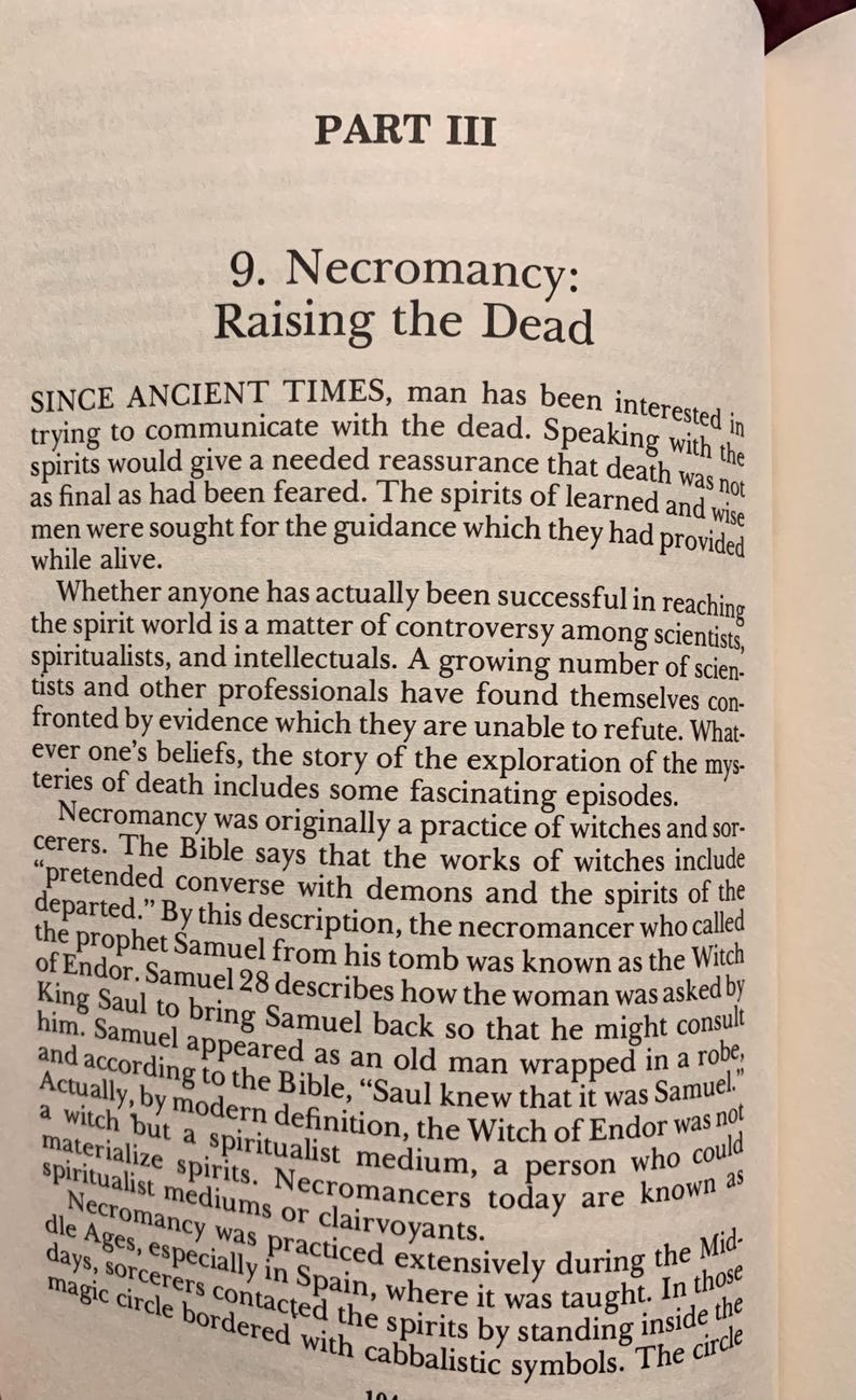 Puede incluir: P&aacute;gina de libro abierto con texto sobre nigromancia, levantar a los muertos y comunicarse con los esp&iacute;ritus. El texto est&aacute; dividido en p&aacute;rrafos e incluye el t&iacute;tulo "Nigromancia: Resucitando a los Muertos".