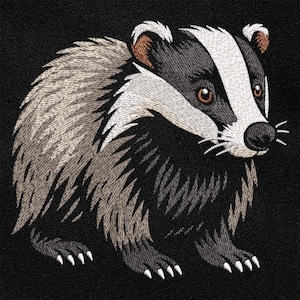 以下が含まれることがあります： 刺繍されたアナグマのパッチ。アナグマは、白と黒の縞模様の頭、茶色の目、黒い鼻が特徴です。毛皮はグレー、黒、白の混合で、ステッチが見えます。パッチは黒い背景に設定されています。