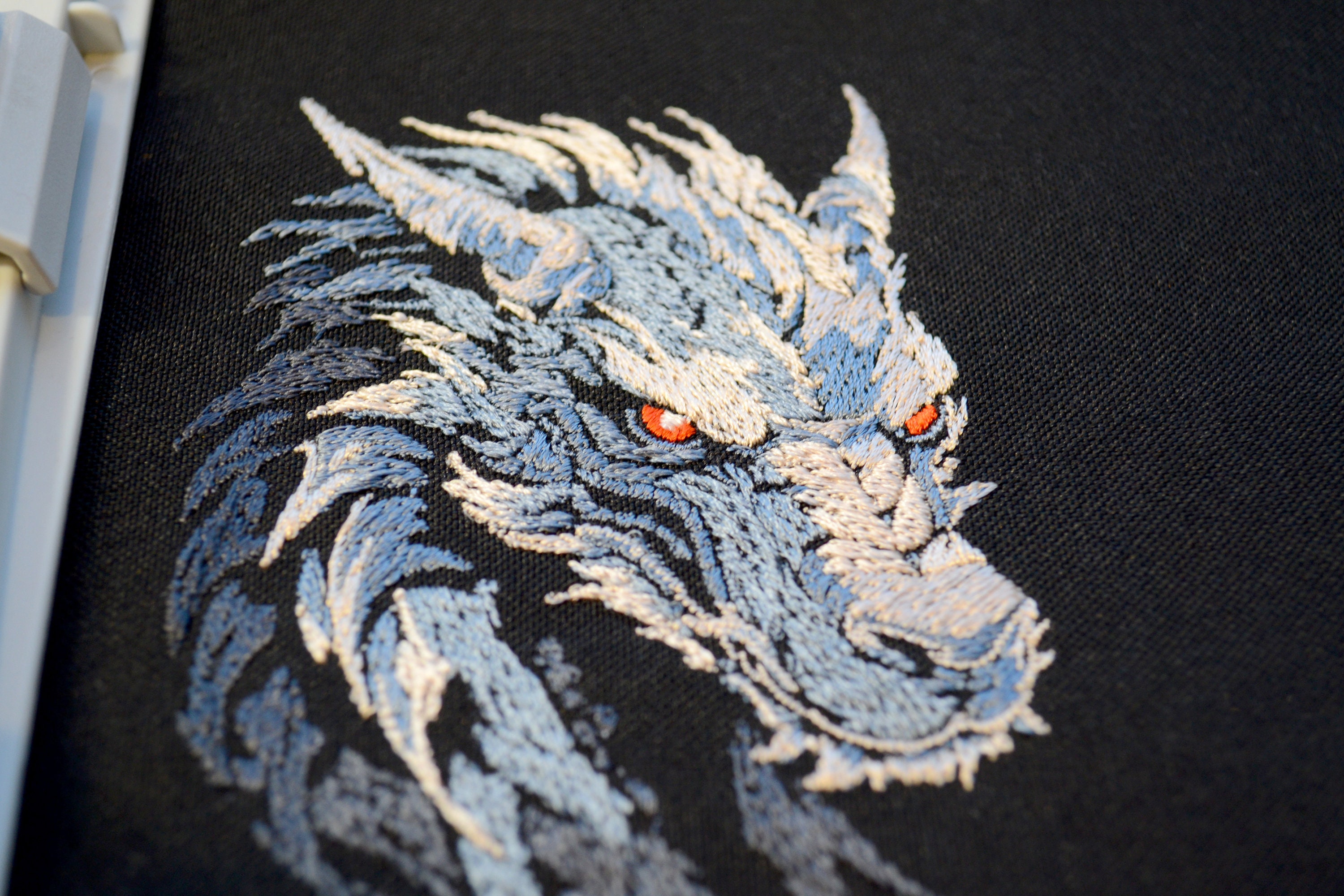 神秘的なドラゴンヘッドの刺繍デザイン - ダークファブリック用の