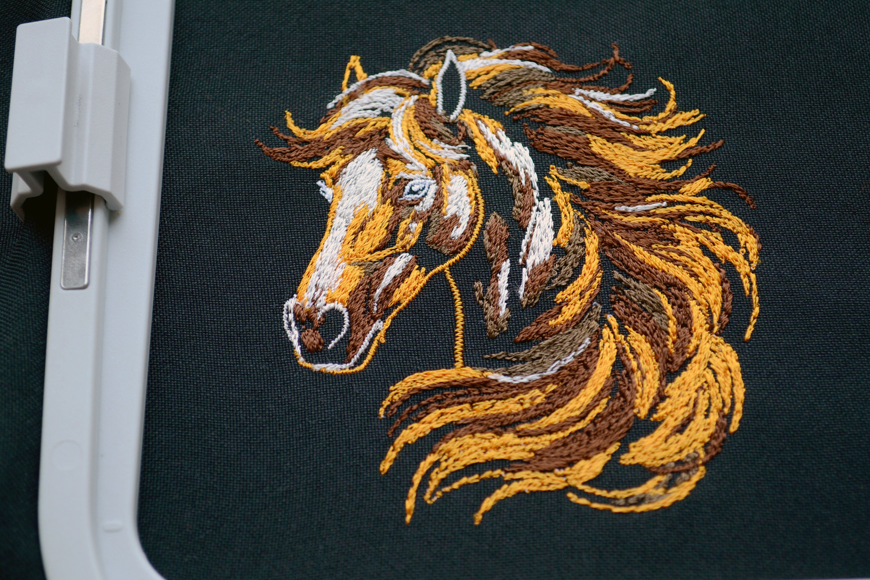 リアルな馬の刺繍デザインコレクション - ダークな生地にステッチで