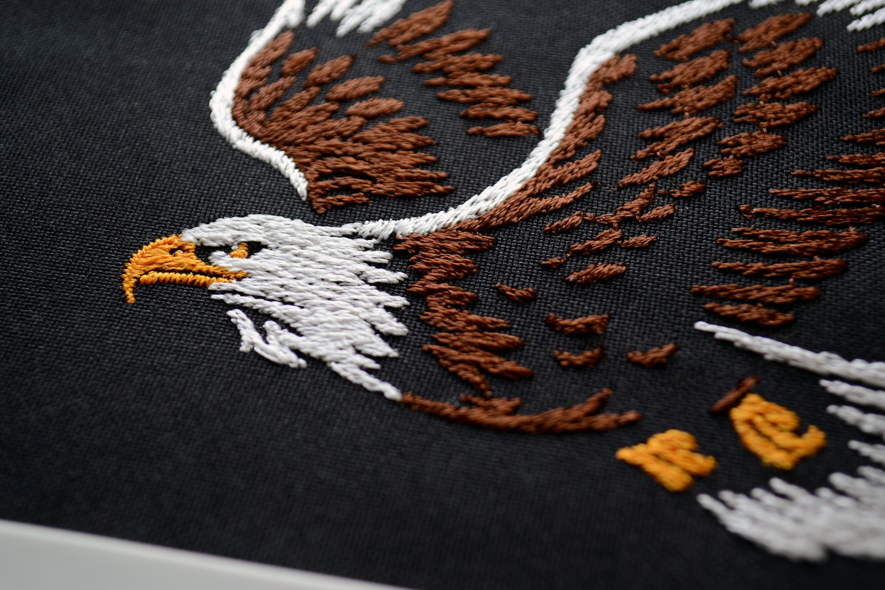 空飛ぶハクトウワシの刺繍デザイン - 雄大なアメリカの鳥、濃い色の 