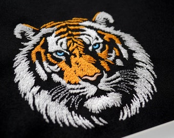 表情豊かな虎の頭の刺繍デザインセット - 黒の生地のジャングルキング