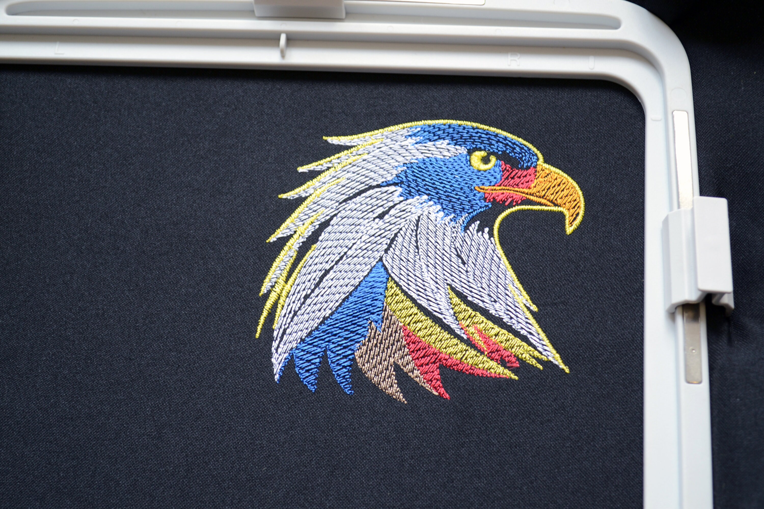 愛国的な鷲の頭の刺繍デザイン - スケッチステッチのアメリカの鳥 