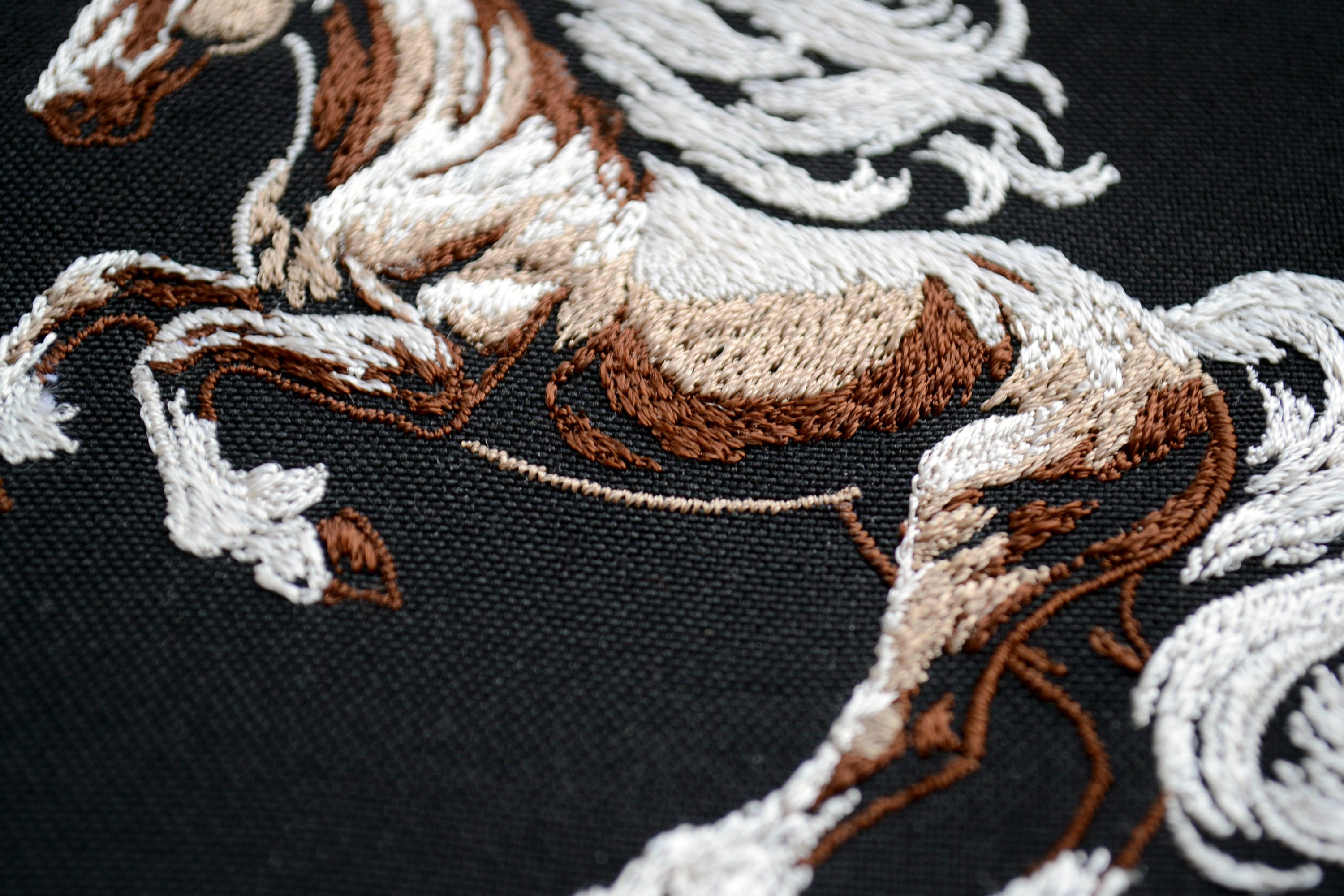 高貴な馬の刺繍デザイン - 濃い色の生地に白いたてがみを持つ野生の